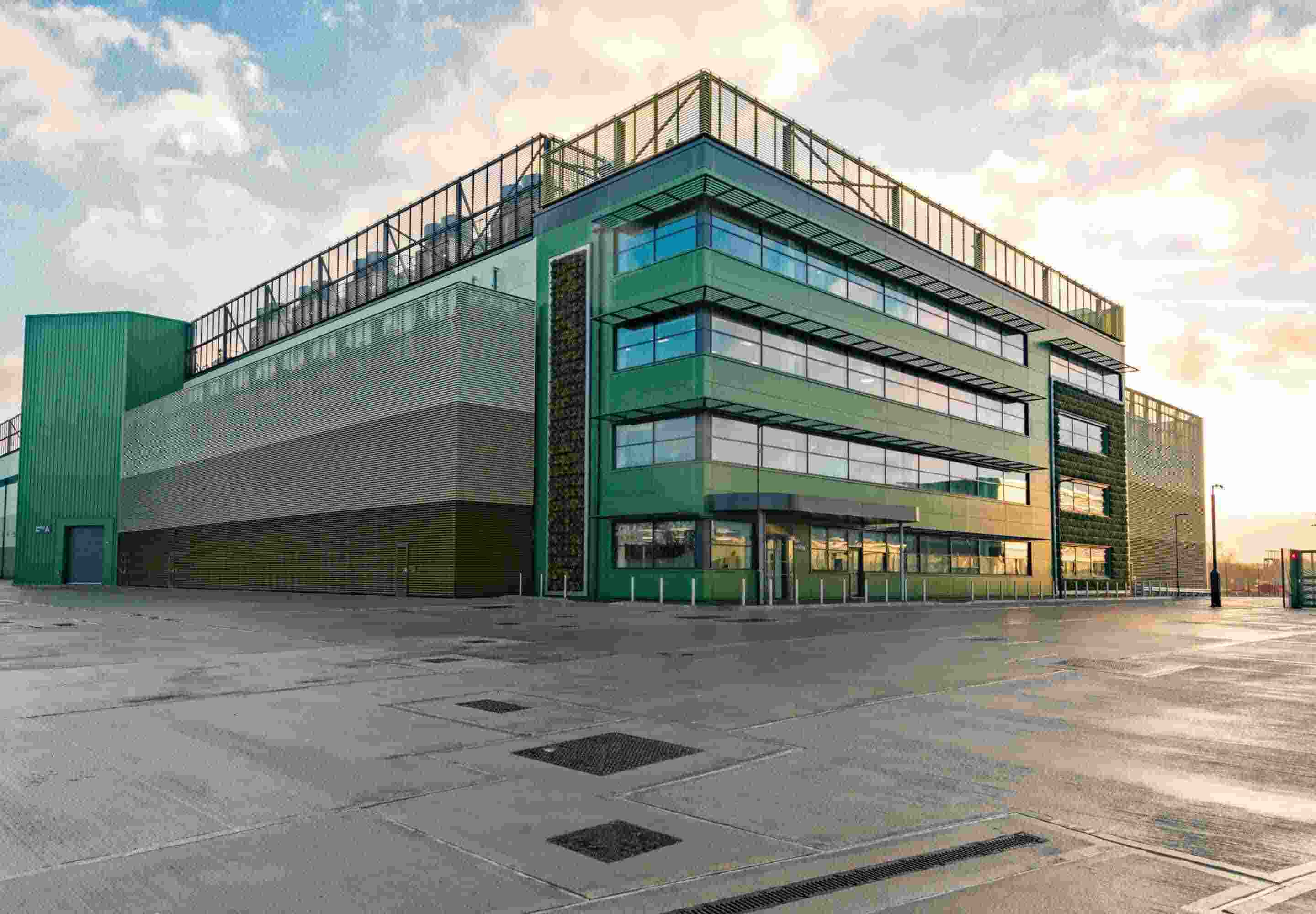 london12-data-center-now-open-2880x2000