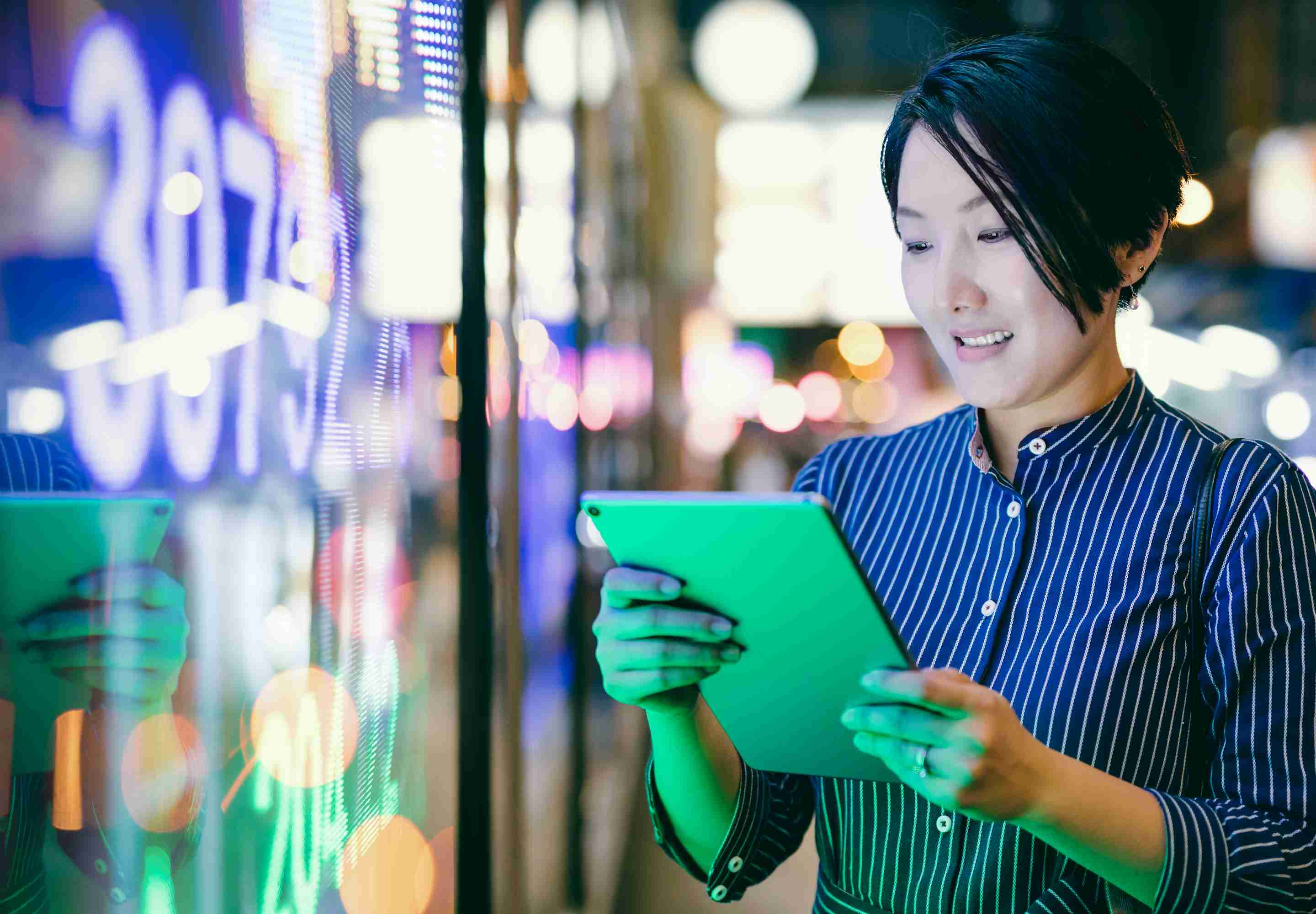 Lady holding the tablet