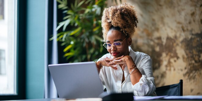 Women looking at her laptop smiling