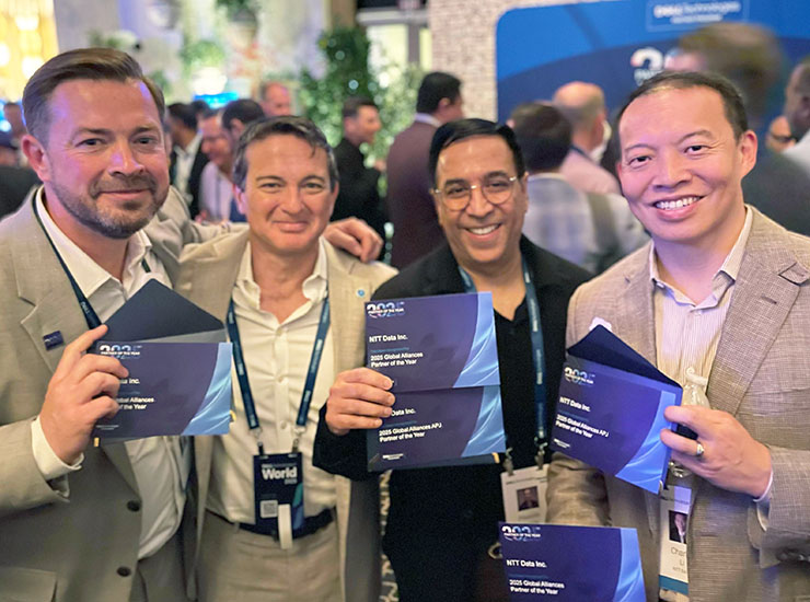 Tony Dickie (Vice President: Alliances at NTT DATA), Roberto Cortez (Global Director at Dell Technologies), Prasoon Saxena (Global President & Co-Lead: Products Industries at NTT DATA) and Charlie Li (Senior Executive Vice President, Global Head: Cloud and Security Services at NTT DATA) accepting the award